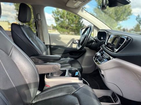 Used 2021 Chrysler Pacifica Touring-L image 15