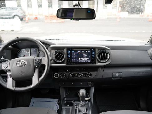Used 2017 Toyota Tacoma TRD Sport AWD/4WD image 17