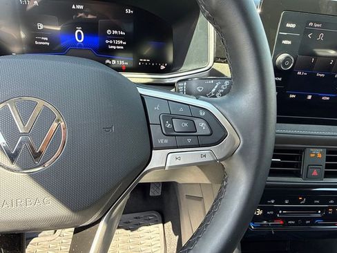 Certified 2025 Volkswagen Taos SE image 16