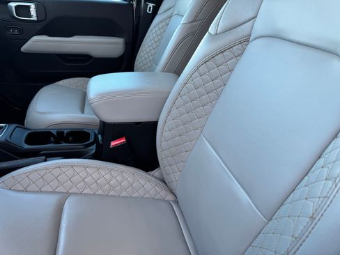 Used 2023 Jeep Wrangler Sahara image 14