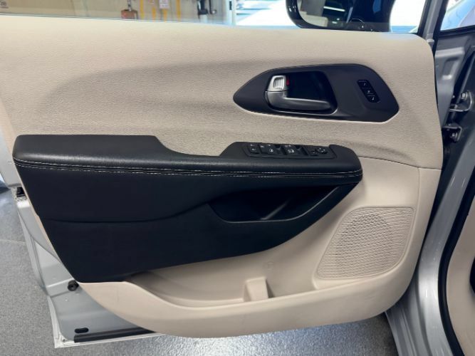Used 2024 Chrysler Pacifica Touring-L FWD image 8