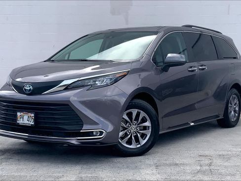 Used 2024 Toyota Sienna XLE FWD image 1
