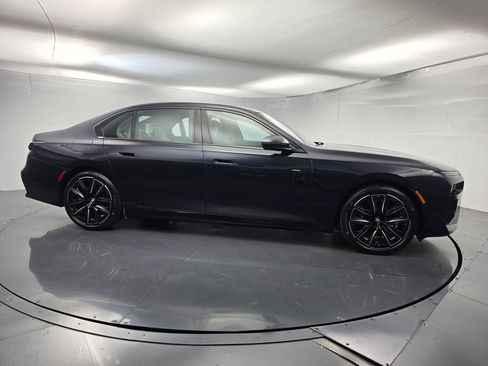 Used 2023 BMW i7 xDrive60 w/ Parking Assistance Package AWD/4WD image 3