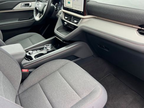 Used 2025 Ford Explorer Active image 17