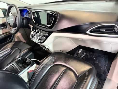 Used 2023 Chrysler Pacifica Touring-L FWD image 23