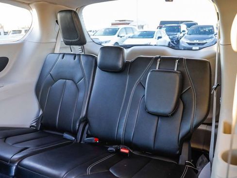 Certified 2024 Chrysler Pacifica Touring-L image 19