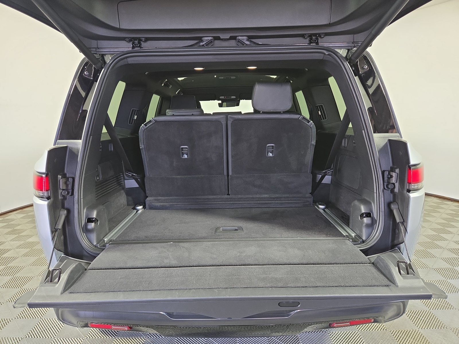 Used 2025 Rivian R1S Adventure Dual AWD/4WD image 15