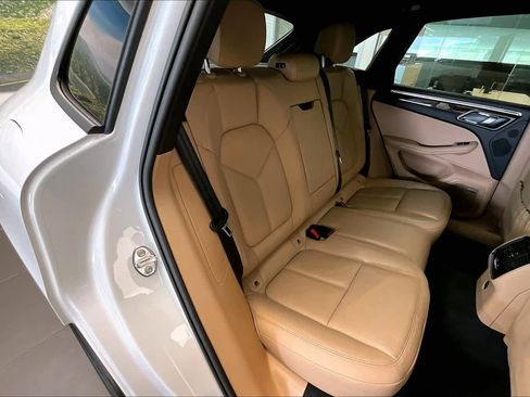 Used 2025 Porsche Macan image 36
