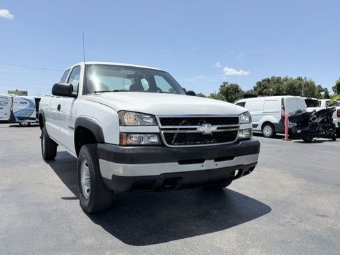 Used 2007 Chevrolet Silverado 2500 W/T RWD image 3