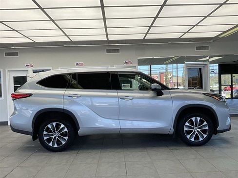 Used 2021 Toyota Highlander XLE AWD/4WD image 4