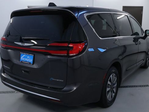 Used 2023 Chrysler Pacifica Touring-L image 7