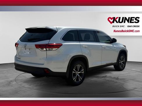 Used 2019 Toyota Highlander LE FWD image 10
