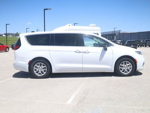 Used 2024 Chrysler Pacifica Touring-L FWD image 3