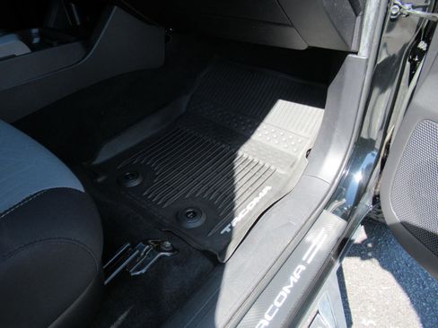 Used 2022 Toyota Tacoma TRD Sport w/ Technology Package RWD image 32