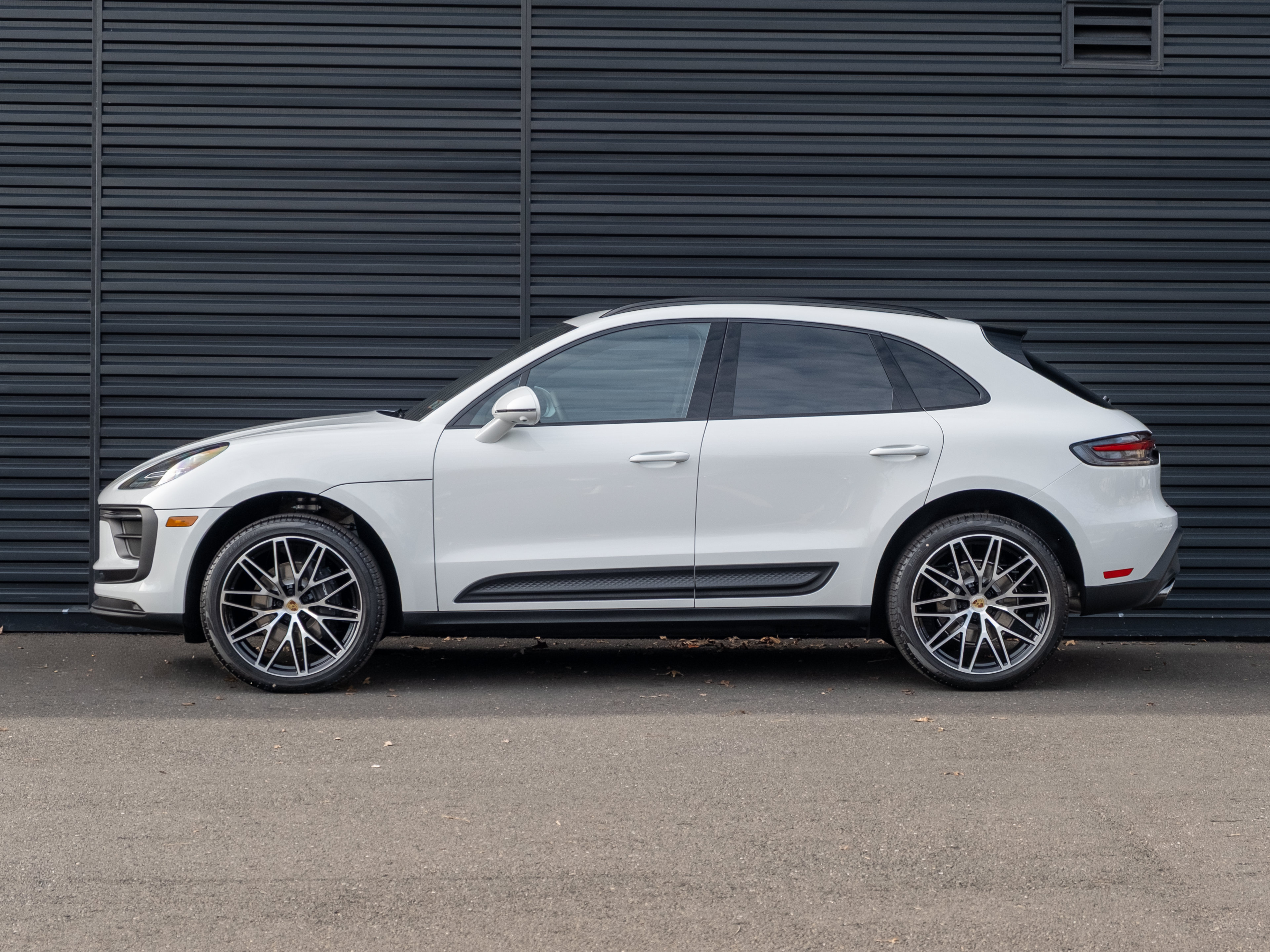 Certified 2026 Porsche Macan AWD/4WD image 2