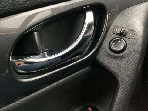 Used 2017 Nissan Rogue SV AWD/4WD image 20