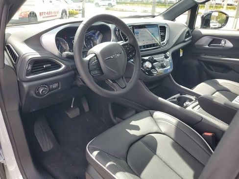 New 2026 Chrysler Pacifica Limited FWD image 9