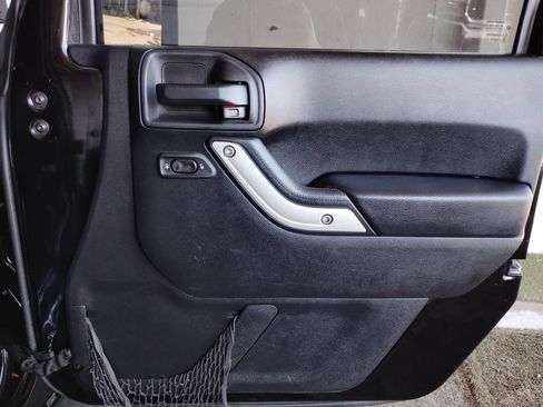 Used 2015 Jeep Wrangler Unlimited Sahara w/ Connectivity Group AWD/4WD image 11