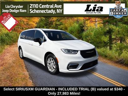 Used 2025 Chrysler Pacifica Select
