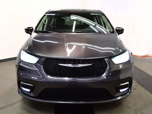 Used 2023 Chrysler Pacifica Touring-L image 3