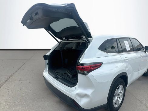 Used 2022 Toyota Highlander LE FWD image 26