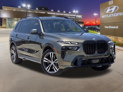 Used 2023 BMW X7 xDrive40i w/ M Sport Package AWD/4WD image 3