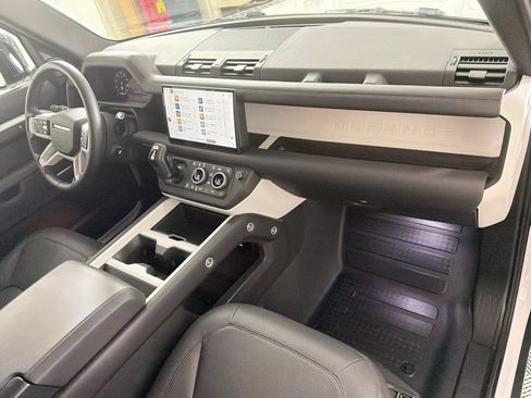 Used 2025 Land Rover Defender 90 X-Dynamic SE AWD/4WD image 31