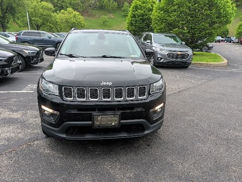 Used 2017 Jeep Compass Latitude w/ Popular Equipment Group AWD/4WD image 2