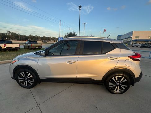 Used 2018 Nissan Kicks SV FWD image 5