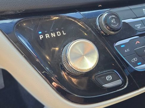 Used 2017 Chrysler Pacifica Touring FWD image 29