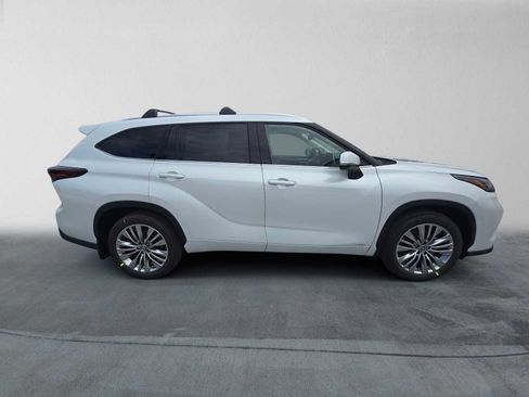 New 2026 Toyota Highlander Platinum AWD/4WD image 2