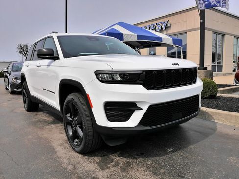 Used 2023 Jeep Grand Cherokee Altitude AWD/4WD image 2