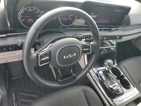 Certified 2023 Kia Carnival EX image 19