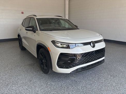 New 2026 Volkswagen Tiguan SE R-Line FWD image 7