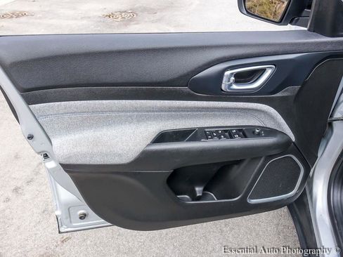 Used 2024 Jeep Compass Latitude image 20