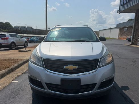 Used 2017 Chevrolet Traverse LS FWD image 2
