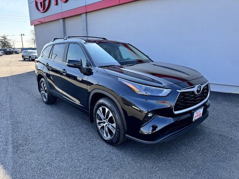 Used 2023 Toyota Highlander XLE image 4