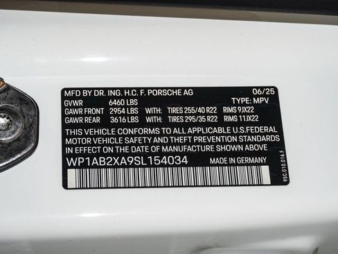Used 2025 Porsche Macan 4S Electric AWD/4WD image 30