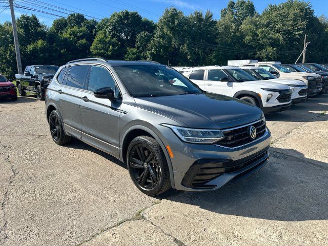 Used 2023 Volkswagen Tiguan SE R-Line AWD/4WD image 12