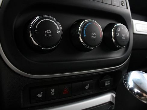 Used 2016 Jeep Compass Latitude image 10