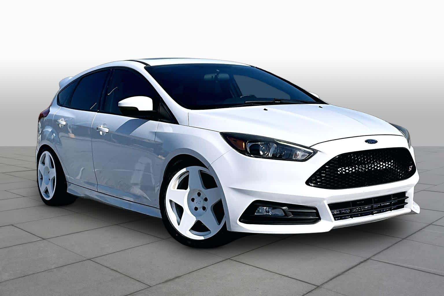 Used 2017 Ford Focus ST w/ Equipment Group 401A FWD image 3