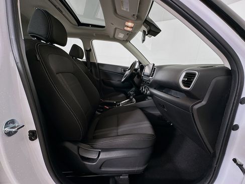 Used 2025 Hyundai Venue SEL image 30