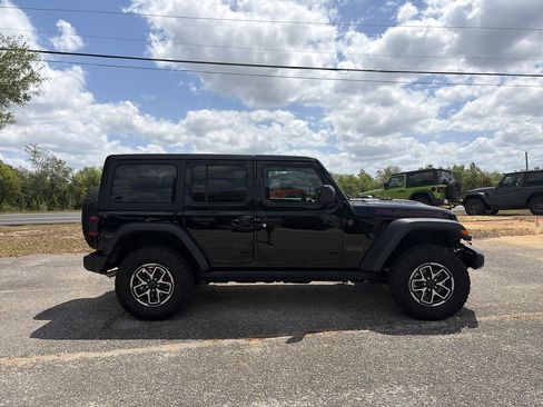 Used 2025 Jeep Wrangler Unlimited Rubicon AWD/4WD image 6