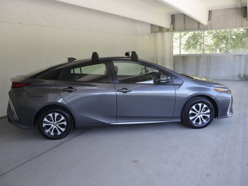 Used 2022 Toyota Prius Prime LE FWD image 4