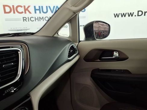 Used 2023 Chrysler Voyager LX FWD image 22