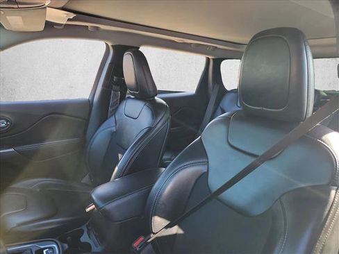 Used 2019 Jeep Cherokee Latitude Plus w/ Comfort/Convenience Group image 13