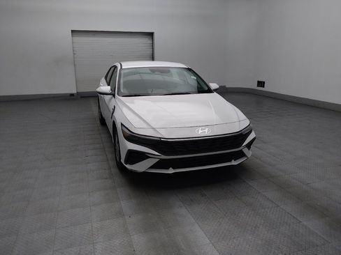 Used 2025 Hyundai Elantra SE FWD image 13