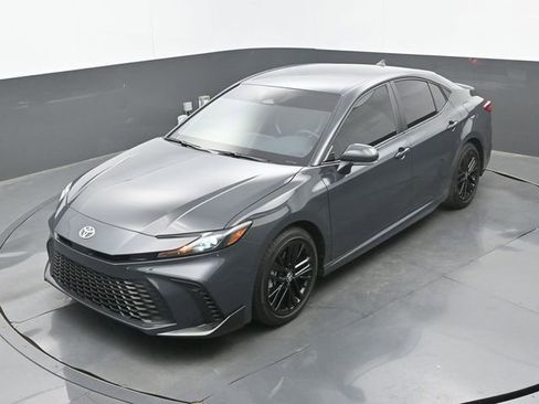 Used 2025 Toyota Camry SE image 16