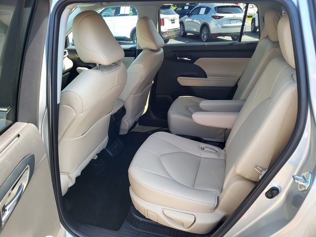 Used 2024 Toyota Highlander XLE AWD/4WD image 14