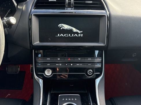 Used 2019 Jaguar XE Premium image 9